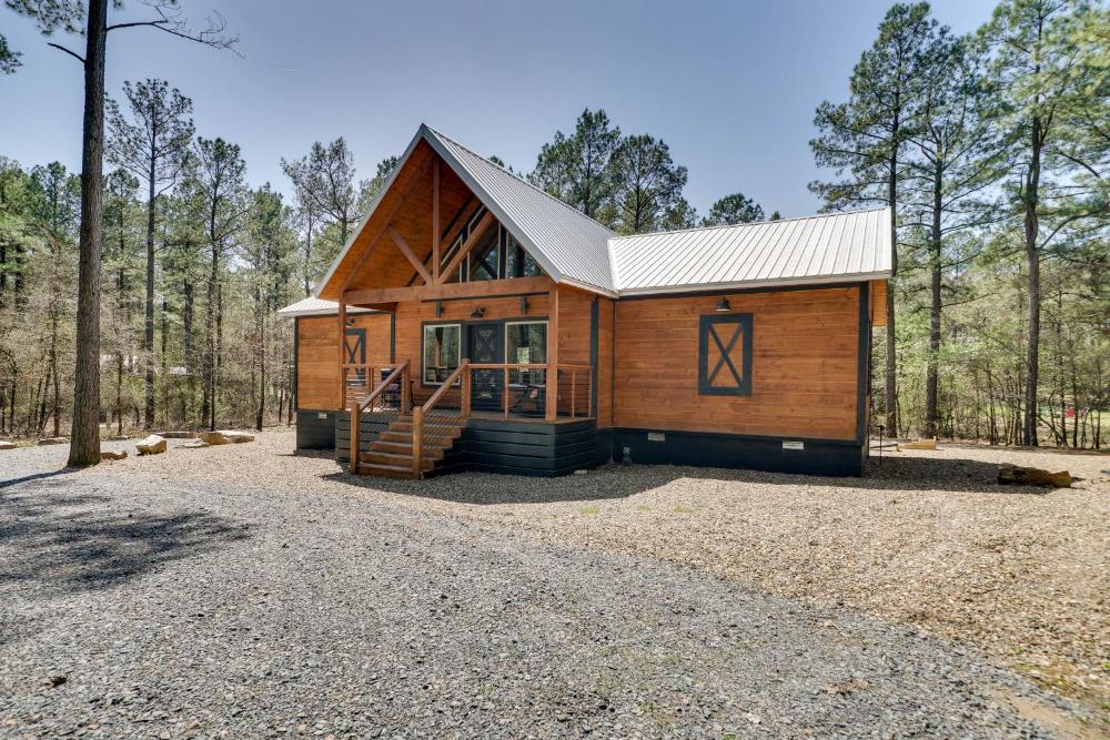 Family-Friendly Broken Bow Cabin Rental with Hot Tub